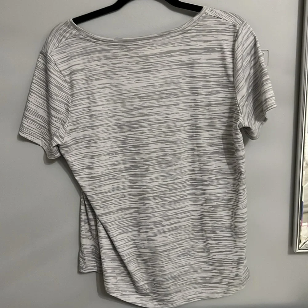 Nike Gray Short Sleeve Tee for Everyday Comfort - Picture 3 of 6